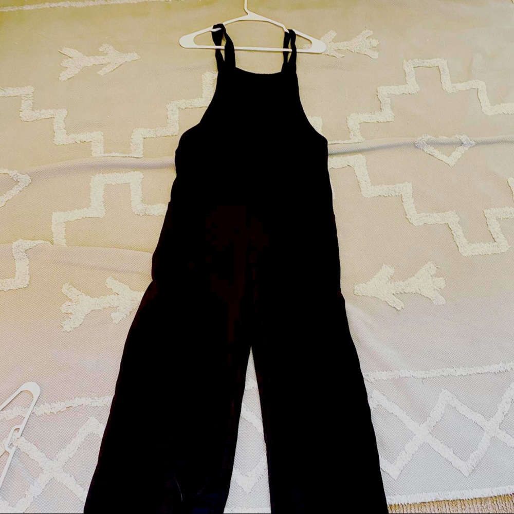 Black jumper with pockets on side